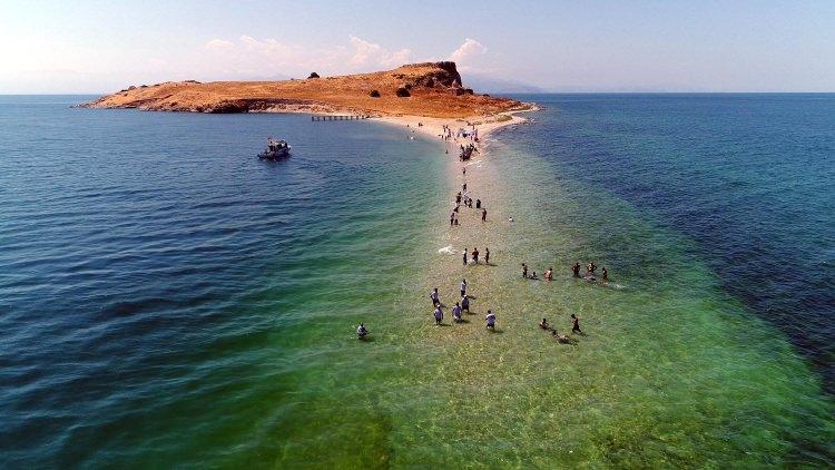 <p>Tekneyle Çarpanak Yarım Adası’na gelen dalgıç ve yüzücüler bir kilometrelik antik yol üzerinden Çarpanak Adası’na kadar yüzdü. Geçiş sırasında ekiplere bir tekne de eşlik etti.</p>
