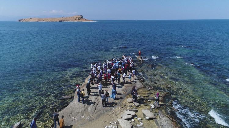 <p>Adaya yüzerek ulaşan ekip daha sonra 'Van Gölü Kirlenmesin, temiz kalsın' pankartı açtı. Burada açıklama yapan Tuşba Belediye Başkanı Salih Akman da Van Gölü'nün önemine dikkat çekerek, "Van Gölü'nde bulunan 4 büyük adadan biri olan Çarpanak Adası'ndayız.</p>
