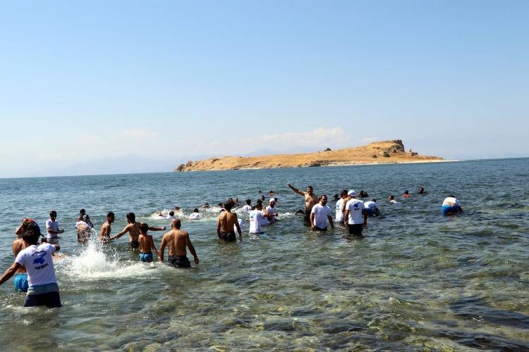 <p>Hem dalgıçlarımızla hem de yüzücü aktivistlerimizle birlikte yüzdük. Antik yolumuzu da izledik. Yüzerken antik yolda çok farklı şeylerle de karşılaştık. Mutluyuz karaya vardık. Bize destek olan herkese teşekkür ederiz" dedi.</p>

<p> </p>
