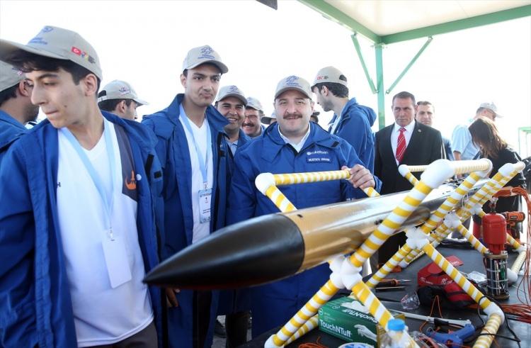 <p>Sanayi ve Teknoloji Bakanı Mustafa Varank, İstanbul Havacılık, Uzay ve Teknoloji Festivali (TEKNOFEST) kapsamında ROKETSAN desteğiyle Aksaray'da düzenlenen, üniversite ve lise öğrencilerinden oluşan 79 takımın mücadele verdiği roket yarışlarını izledi.</p>
