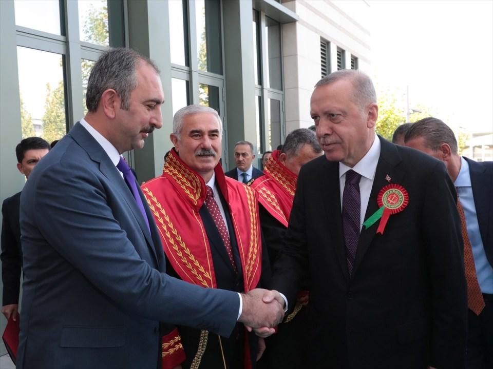 <p>Türkiye Cumhurbaşkanı Recep Tayyip Erdoğan, Cumhurbaşkanlığı Kongre ve Kültür Merkezi'nde yapılan Adli Yıl Açılış Töreni'ne katıldı. Cumhurbaşkanı Erdoğan, Adalet Bakanı Abdulhamit Gül ile tokalaştı.</p>

<p> </p>
