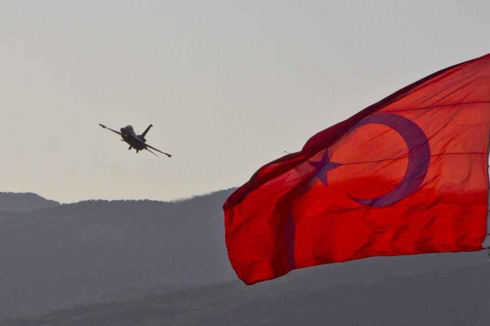 <p>Balıkesir’de Körfez Sportif Havacılık Kulübü tarafından 6.’sı düzenlenen Mysia Uluslararası Havacılık Festivali’nde SOLOTÜRK’ün gösterisi nefesleri kesti.</p>
