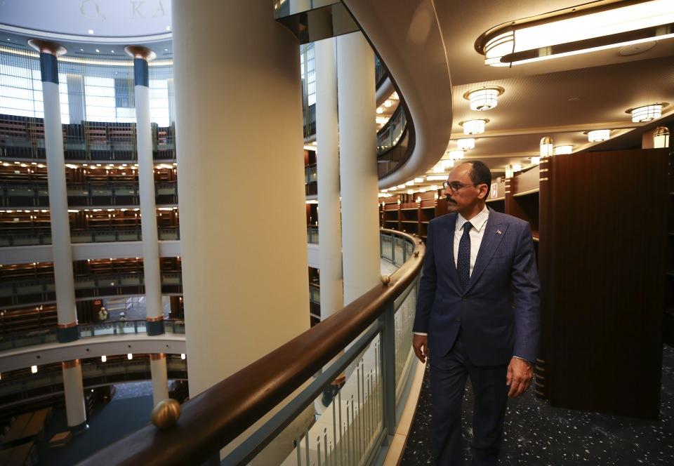 <p><strong> "Özel koleksiyonlar kazandırıldı"</strong></p>
<p>Genel koleksiyonun yanında özel koleksiyonların da Cumhurbaşkanlığı Kütüphanesi'ne kazandırıldığını bildiren Kalın, şunları söyledi:</p>
<p> </p>