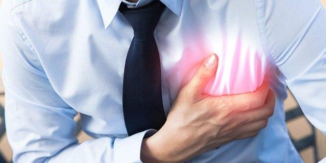 <p>Kalp ve damar hastalıkları uzmanı Prof. Dr. Murat Biteker, üzüntü sırasında çıkan kırık kalp sendromu olduğu gibi mutluluk esnasında ise mutlu kalp sendromu yaşandığını belirtti. Biteker, vücuttaki duygu değişimlerinin hormon salgılanmasını olumsuz etkilediğini beyne giden sinyallerde yaşanan aksaklık nedeniyle de kalp atışında bozukluk yaşandığını söyledi. </p>
