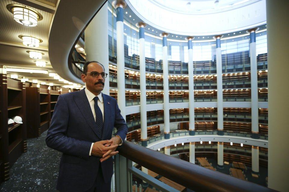 <p>Kütüphanenin millete hayırlı olmasını dileyen Kalın, "Cumhurbaşkanımızın bu büyük vizyonu çerçevesinde böyle bir kütüphanenin ülkemize kazandırılmış olması gerçekten bizim için bir gurur kaynağı. Cumhuriyetimizin 100'üncü yılına doğru giderken, böyle büyük kurumları inşa etmek, bu büyük koleksiyonları oluşturmak, gençlerimizin, büyüklerimizin, çocuklarımızın önüne böyle imkanlar sunabilmek Türkiye'nin kalkınma hamlesinin, Türkiye'nin dünyada kendine bir yer edinme gayretinin en önemli ayaklarından birini oluşturuyor." ifadelerini kullandı.</p>
<p> </p>