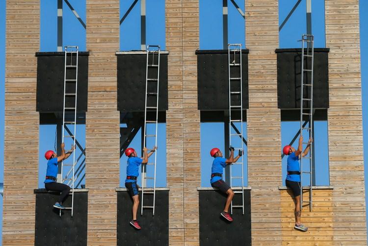<p>Sıcak havada günde çift antreman yapan milli takım, 30 metre koştuktan sonra 12 metre yüksekliğindeki üç katlı kuleye ellerindeki merdivenlerle en hızlı şekilde tırmanmaya çalıştı. </p>
<p> </p>