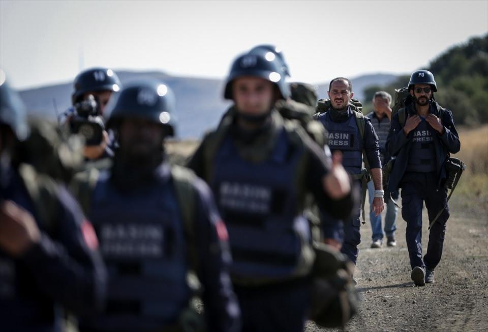 <p>Sabah farklı bir güzergahtan yürüyerek Özel Harekat Başkanlığına gelen kursiyerler, burada oluşturulan parkurdaki tünellerin içinden sürünerek geçti ve belirlenen hedeflere ulaştı.</p>
<p> </p>
