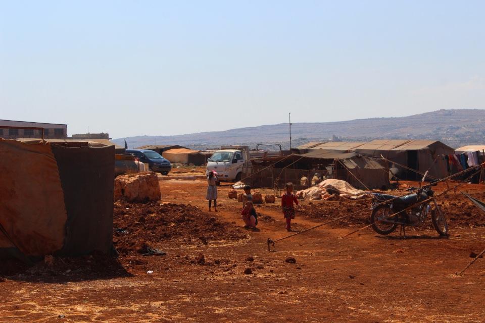 <p>Suriye'nin İdlib kentinde yaşayan Suriyelilerin, evlerini terk ederek Türkiye sınırına yakın noktadaki güvenli alanlara göçleri sürüyor.<br />
Esad rejimi ve Rusya tarafından geçen hafta bombalı saldırılara maruz kalan İdliblilerin göç dalgası sürüyor.</p>
