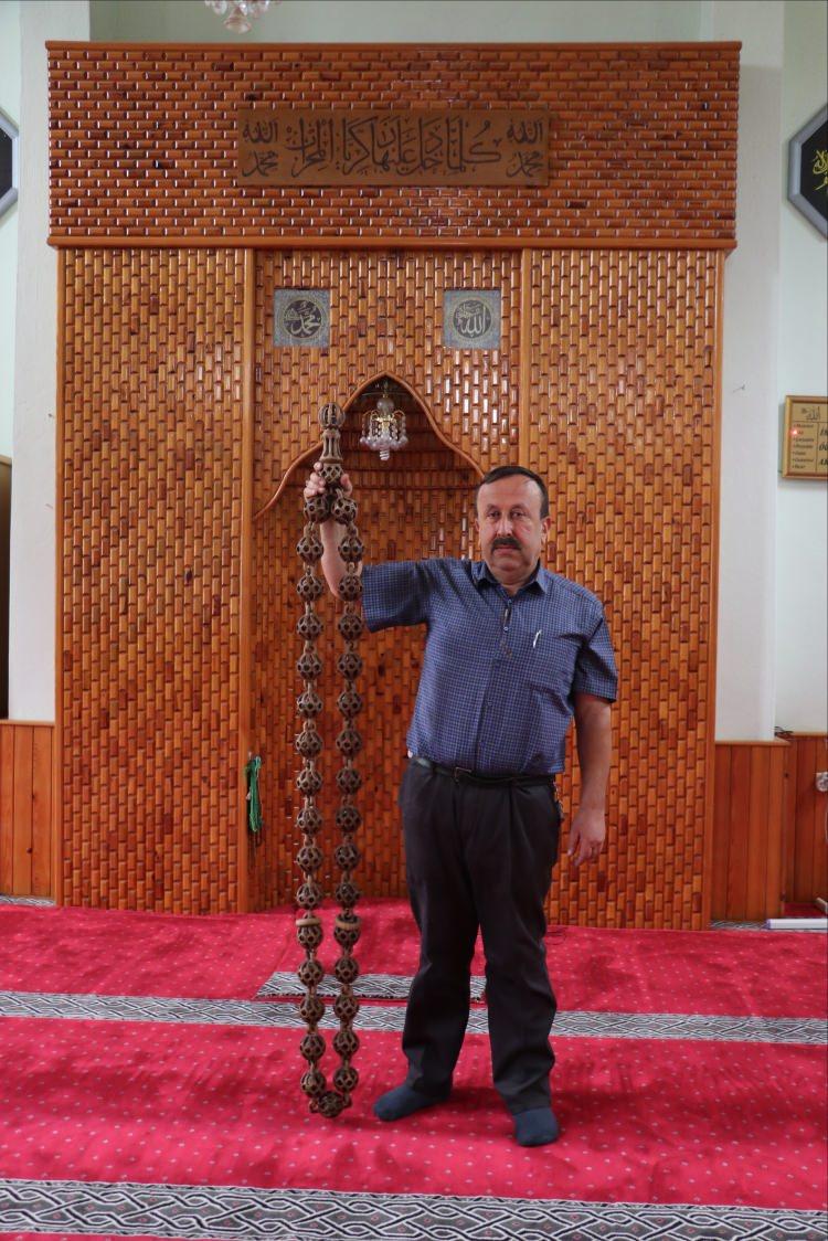 <p><strong> "Meslek hayatımın 30 yıllık birikimimi bu tespihe yansıttım"</strong></p>
<p>Hüseyin Maden, AA muhabirine, mesleğe doğramacılık yaparak başladığını, şimdilerde ise mutfak mobilyası ürettiğini söyledi.</p>