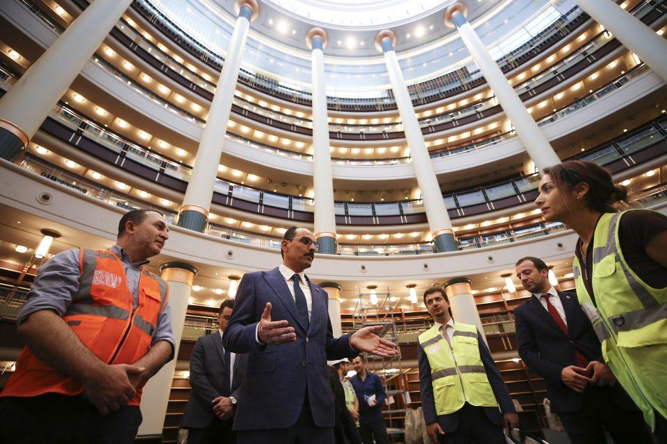 <p>Milli Kütüphane'deki koleksiyonun burayla birleştirilmesi, Cumhurbaşkanlığı Kütüphanesi'ne aktarılması diye bir düşünce söz konusu değil. Milli Kütüphane bizim önemli kütüphanelerimizden bir tanesi, mevcut haliyle hizmet vermeye devam edecek." dedi.</p>