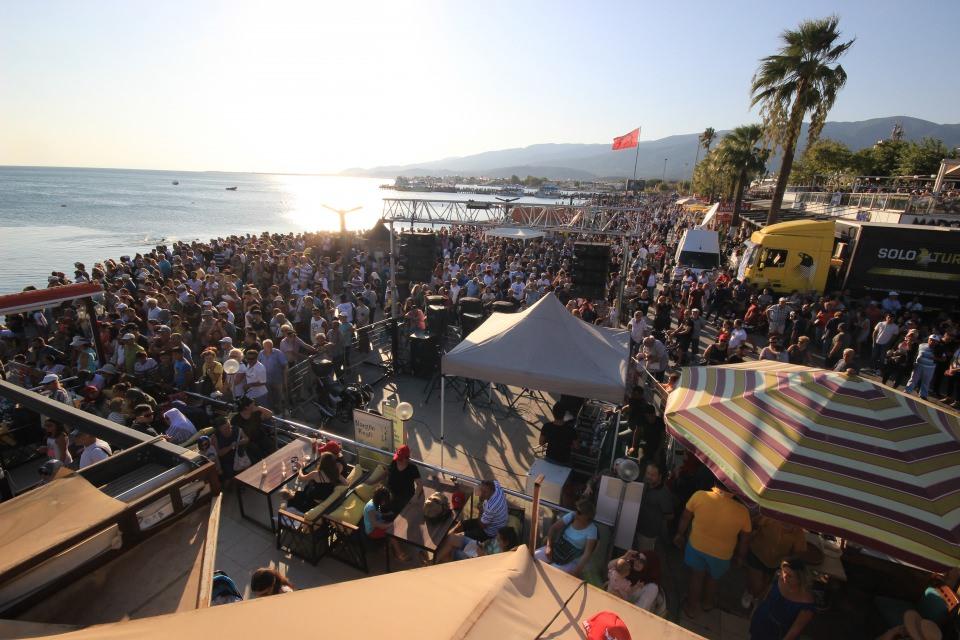 <p>Festival kapsamında 34 sivil uçak, 1 gyrocopter, Festival SOLOTÜRK’ün nefes kesen gösterisiyle sona erdi.</p>
<p> </p>