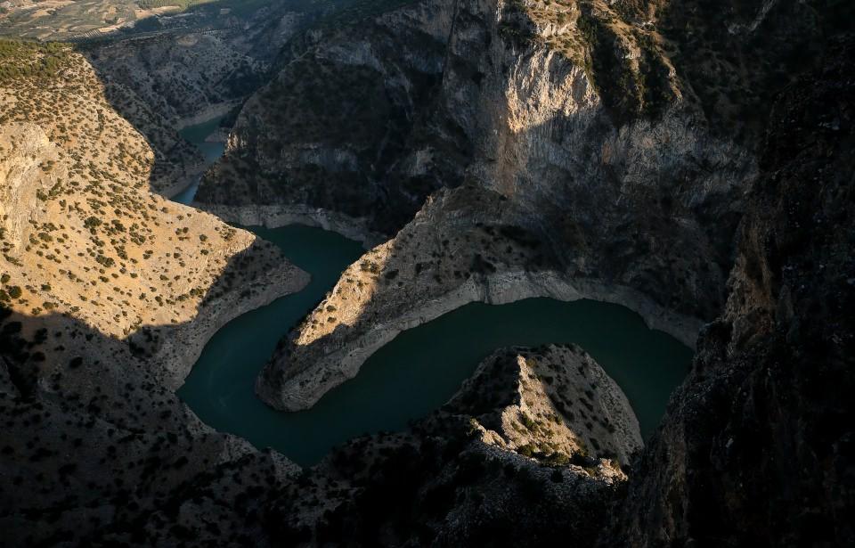<p>Dambelen mevkisinde kurulacak iskelenin yanı sıra cam teras yapımı ile ilgili de proje hazırladıklarını anlatan Sağınç, projeyi Kültür ve Turizm Bakanlığına sunacaklarını ifade etti.</p>
<p> </p>