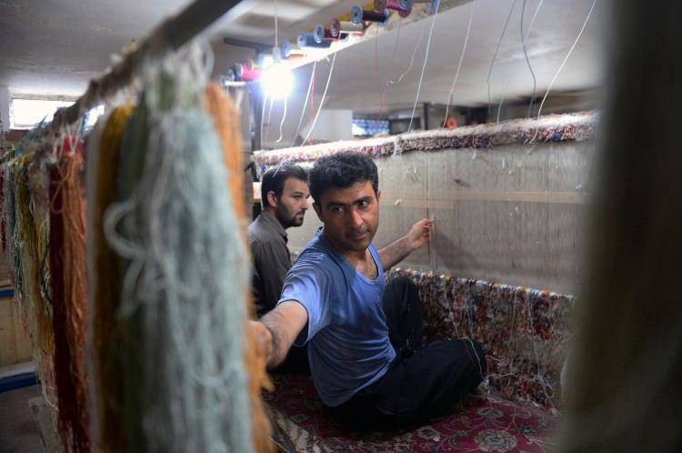 <p><strong>"Yeni nesil bu mesleğe ilgi göstermiyor"</strong></p>

<p>İranlı halı üreticisi Mimari, bir halı ustasının en fazla 10 yıl çalışabildiğini, ardından boyun ve bel fıtığı gibi hastalıklara yakalandığını belirtti.</p>
