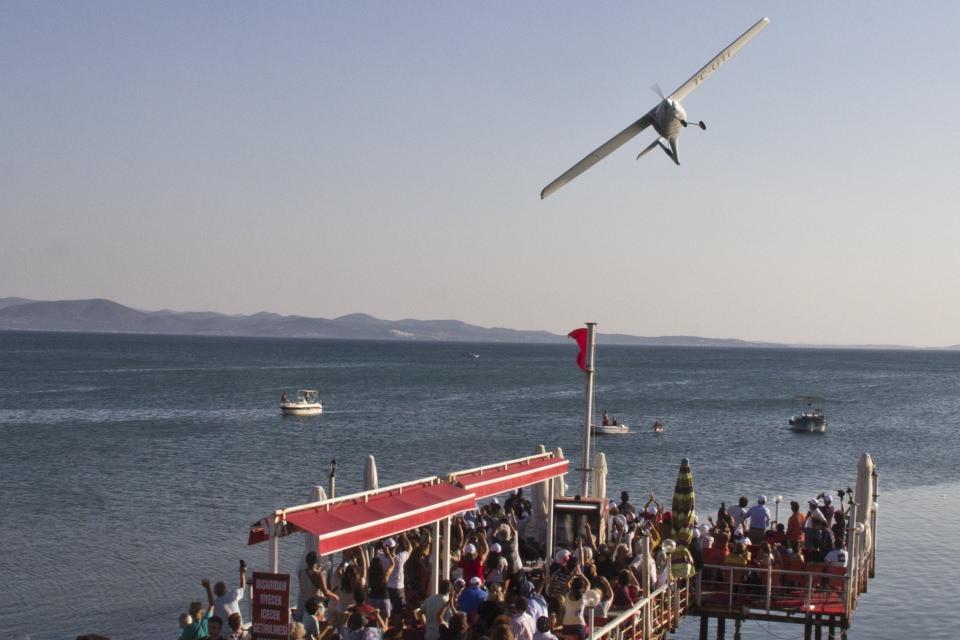 <p>Edremit Körfezi üzerinde gerçekleştirilen gösterilerde 180 kilometre ile bin 200 kilometre hızlar arasında dünya literatürüne SOLOTÜRK’e has hareketler olarak kayıt edilen manevraları nefesleri kesti. </p>

<p> </p>
