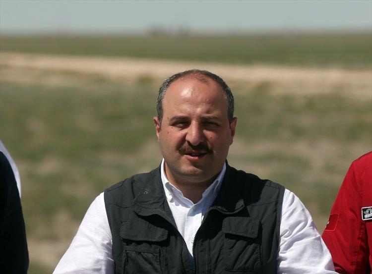 <p>"Tüm Türkiye'de binlerce takım ve genç bu yarışmalarda geliştirdikleri teknolojilerle ortaya eserler koymaya çalışıyor. Burada ilgi alanlarına göre yarışmalarda netice almaya çalışıyorlar. Teknoloji, uzay ve havacılık gibi geleceğin ilgi alanları ülkemiz açısından önemli. Sanayi ve Teknoloji Bakanlığı olarak, TEKNOFEST'in düzenleyicisi olarak, T3 Vakfı ile birlikte bu alanlardaki insan kaynağını yetiştirmek üzere elimizden gelen bütün gayreti gösteriyoruz."</p>