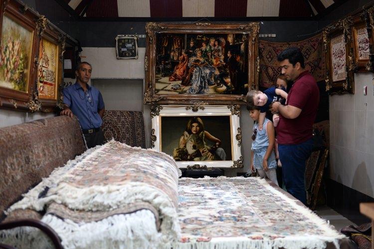 <p><em>Müşterilerin satın alım gücünün düştüğünü ve halı pazarının üretim için artık cazip olmadığını dile getiren Mimari, şunları söyledi:</em></p>

<p>"Halı üretimi 10 yıl öncesine göre çok azaldı. Aynı şekilde önceden ihracat pazarımız da çok iyiydi. Halı siparişi yok yüksekti. Eğer ihracat olmasa içerideki tüketim bize yetmez."</p>
