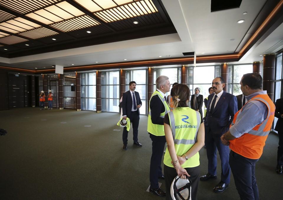 <p>"Koleksiyonumuz da ona göre hızla artıyor, şekilleniyor. Burası öncelikle kitap okumayı teşvik edecek bir ilim yuvası, bir kitap yurdu olarak tüm vatandaşlarımıza açık olacak. Dolayısıyla araştırmacılarımız, akademisyenlerimiz, genel okuyucumuz, küçükler, büyükler hepsi burada gelip bizim büyük ilim, irfan, kültür birikimimizden, mirasımızdan istifade edebilecekler. Bir diğer önemli konsept de gençleri ve çocukları kitaba teşvik etmek. Onun için de birçok bölüm var burada. Bunlar, burayı çok zenginleştirecek, buraya hayat katacak güzellik ve nitelikler olacak. Cumhurbaşkanlığı Kütüphanesi ile Türkiye'de kütüphane kültürü bir seviye atlayacak çünkü ilk defa bu çapta ve büyüklükte, 24 saat hizmet verecek bir kütüphane konseptinden bahsediyoruz."</p>
<p> </p>