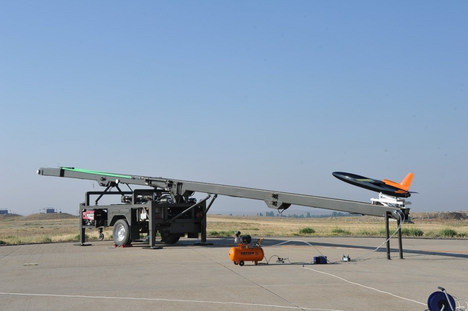 <p>Sistemde bulunan radar iz artırıcı ve jet motoruyla hava aracının radar güdümlü ve kızıl ötesi güdümlü füze sistemleri tarafından takibi mümkün oluyor. Akustik Skor Kaydedici Sistem ile atış yapılan silahla Şimşek hava aracı arasında oluşan mesafe ölçülüyor ve yer kontrol istasyonuna gerçek zamanlı olarak aktarılıyor. Bu sistem sayesinde, yapılan atış eğitiminin başarısı anlık izlenebiliyor.</p>