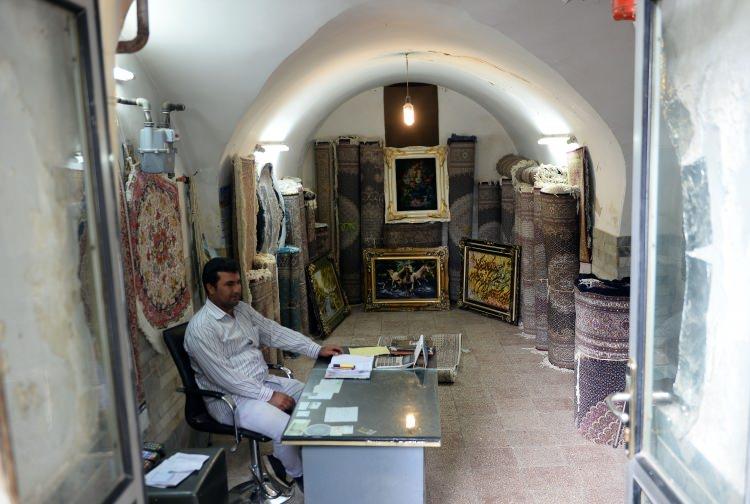 <p>Geçmişte sadece Hoy kentinde 50 bin kişinin el dokuması halı işiyle meşgul olduğuna işaret eden Mimari, ağır iş yüküne karşılık aldıkları paranın az olması nedeniyle halkın giderek bu mesleğe ilgisinin azaldığını aktardı.</p>

<p> </p>
