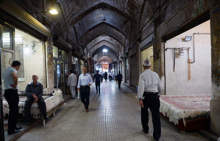 <p>ABD yaptırımlarının ardından doların yükseldiğini ve üretimde kullandıkları ham madde fiyatının arttığını hatırlatan Mimari, "Normal şartlarda Almanya ve Amerika'ya halı ihraç edebiliyorduk. Oralarda çok iyi müşterilerimiz vardı. Basra Körfezi çevresindeki ülkelerde halılarımıza büyük önem veren müşterilerimiz de artık bu ürünü satın almıyor." diye konuştu.  </p>

<p>ABD yaptırımlarının ardından doların yükseldiğini ve üretimde kullandıkları ham madde fiyatının arttığını hatırlatan Mimari, "Normal şartlarda Almanya ve Amerika'ya halı ihraç edebiliyorduk. Oralarda çok iyi müşterilerimiz vardı. Basra Körfezi çevresindeki ülkelerde halılarımıza büyük önem veren müşterilerimiz de artık bu ürünü satın almıyor." diye konuştu.  </p>

<p> </p>
