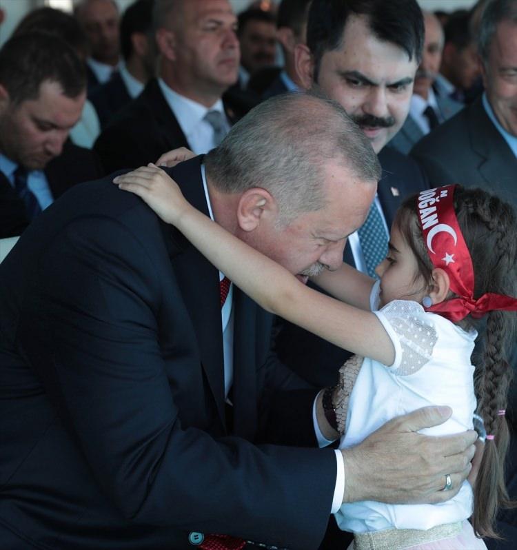 <p>Erdoğan, platforma gelen bir çocuğu sevdi.</p>
