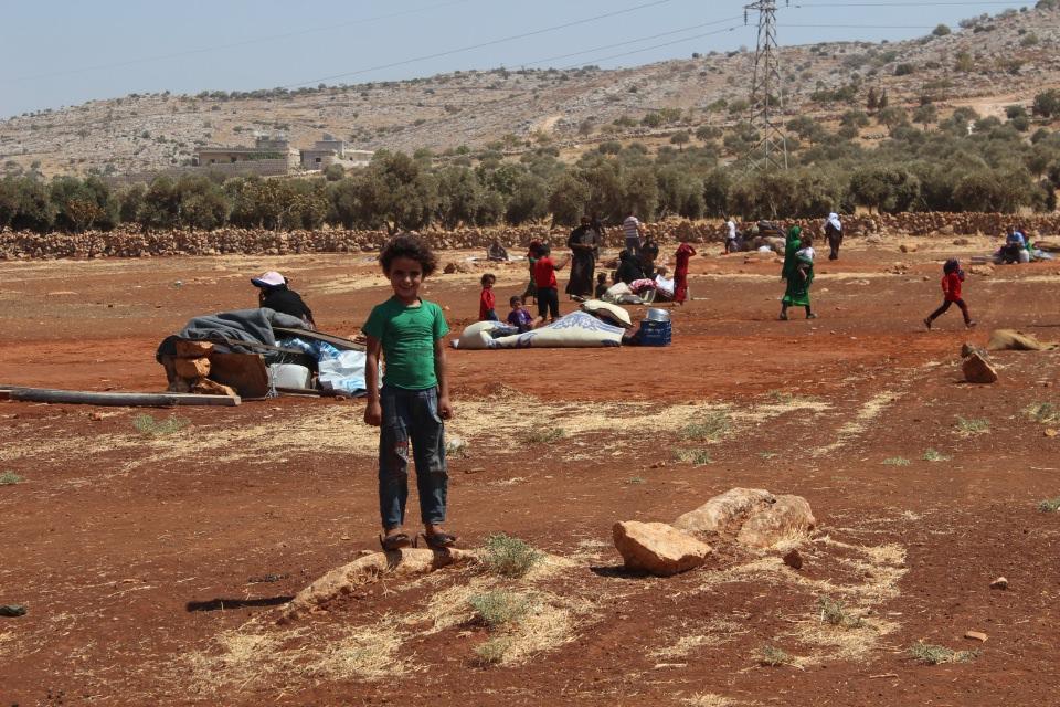 <p><strong>“Aramızda ‘Türkiye’ye gider kurtuluruz’ diyenler var”</strong><br />
Türkiye sınırının yakınlarında bulunan güvenli bölgelere çadır kuran savaş mağduru İdlibli bir kişi, Türkiye’ye geçme umudu ile göçe kalkışanların olduğunu söyledi.</p>