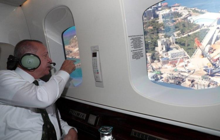 <p>Başkan Recep Tayyip Erdoğan, İstanbul'dan Eskişehir'e gelirken helikopterden "Demokrasi ve Özgürlükler Adası"nda sürdürülen çalışmaları inceledi. İşte o fotoğraflar...</p>

