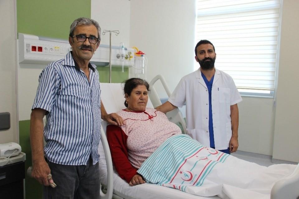 <p><strong>Çıkan haberler cesaret verdi</strong><br />
<br />
Vücudundan 7 kilodan ağır kitle çıkarılan Bedriye Şen ise şunları söyledi:<br />
“Alaşehir Devlet Hastanesinde bakıldım ilk olarak ve orada kitle olduğunu söyleyerek Manisa Celal Bayar Üniversitesi Hastanesine sevk ettiler 4 sene önce. Orada da tahliller yapıldı MR bile çekildi ama bir şey çıkmadı, bir sonuca varılamadı. Orada bir şey bulamayınca ben de bir şeyim yok diyerek bir daha üstüne düşmedik. Buraya karın ağrısı şikayetiyle geldim. Murat bey sağ olsun kitleyi tespit etti. Daha önce Kurban Bayramı sırasında İnternetten aynı şikayetten bir ablanın bu hastanede ameliyat olduğunu okudum. Oradan da cesaret aldım ve ameliyattan korkmadım. Gönüllü olarak geldim. Şuanda kendimi çok rahat hissediyorum, biraz rahatladım, hafifledim. Kitlenin 7 kilo olmasını beklemiyordum. Kilo aldığımı düşünüyordum, herkes de öyle söylüyordu. ‘Kilo alıyorsun, rejim yap’ diyorlardı. Kilo değilmiş.”</p>
