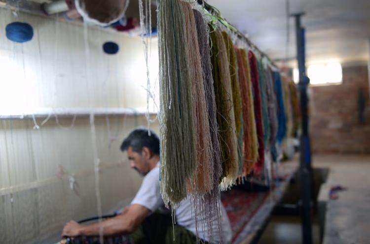 <p>İran Milli Halısı Merkezi Başkanı Firişte Destpak da ülkenin el dokuması halı ihracatından yıllık yaklaşık 400 milyon dolar gelir elde ettiğini ifade etmişti.</p>

<p> </p>
