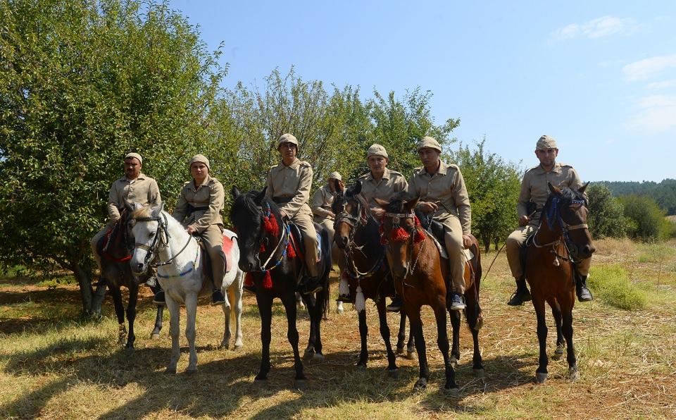<p> Zafer Haftası etkinlikleri kapsamında 97 yıl önce İstiklal Savaşı'ndaki süvarileri canlandıran 10 kişilik atlı grup, Afyonkarahisar'dan İzmir'e uzanan 400 kilometrelik yolculuklarını sürdürüyor. </p>
