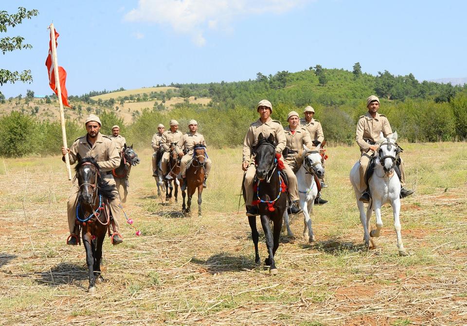 <p>Atlılardan Ali Durgun, AA muhabirine yaptığı açıklamada, günde ortalama 50 kilometre yol yaptıklarını, dağlardan, ormanlık arazilerden ve köylerden geçerek İzmir'e ulaşacaklarını belirterek "Şuhut'tan 10 kişilik ekiple yola çıktık. Şu ana kadar 14 köy geçtik ve Üzümlü'ye ulaştık. Buradan Manisa sınırlarına girip Selendi üzerinden ilerleyişimizi sürdüreceğiz. Türk süvarilerinin 97 yıl önce at üstünde ne zorluklarla İzmir'e ulaştıklarını biliyoruz. Biz de bunu canlandırıyoruz. Dörtnala zafere koşuyoruz." dedi. </p>

<p> </p>
