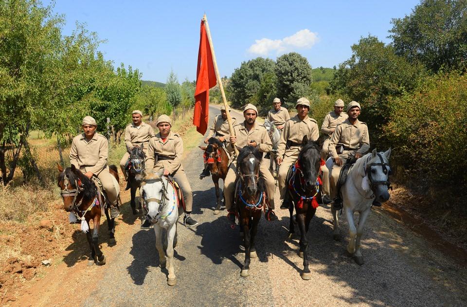 <p>Yürüyüşe Afyonkarahisar'dan atıyla katılan İsa Yöntem de sıcakta atların zorlandığını ancak tüm olumsuzluklara rağmen yolculuğu sürdürdüklerini dile getirdi. </p>
<p> </p>