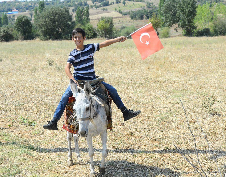 <p>Üzümlü Köyü Muhtarı Hasan Coşkun ise Kurtuluş Savaşı'nda yaşananları dedesinden dinleyerek büyüdüğünü kaydederek "Bugün çok mutluyuz, yediden yetmişe herkes köy meydanında coşkuyla süvarileri karşıladı. Yolları açık olsun, uzun bir yol ama bu kahramanlar oldukça vatan toprağının bir karışına zarar gelmez." dedi.</p>
<p> </p>