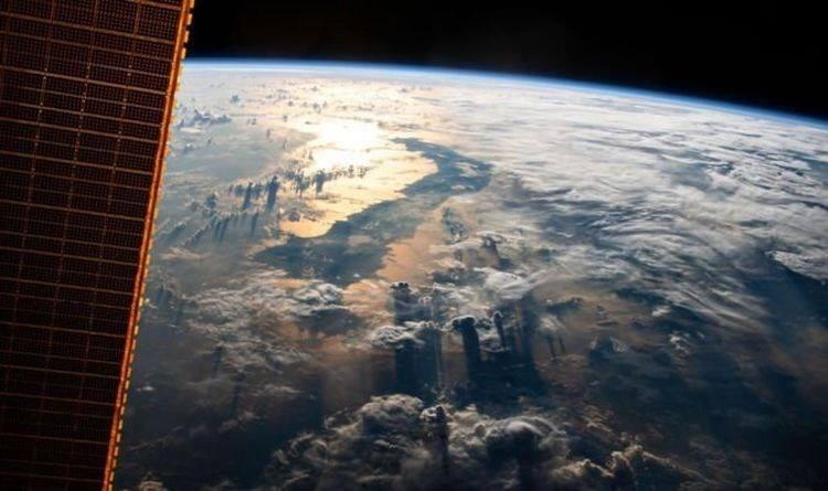 <p><strong>400 KİLOMETRE YÜKSEKLİKTEN NEFES KESEN DÜNYA FOTOĞRAFI</strong></p>
<p>Amerikan Havacılık ve Uzay Dairesi (NASA) Uluslararası Uzay İstasyonu'ndaki (ISS) görevli astronotların çektiği kareyi sosyal medya kullanıcıları ile paylaştı. </p>
<p>Yaklaşık 400 kilometre yükseklikten çekilen fotoğrafta Güneydoğu Asya ve Endonezya gözüküyor. </p>