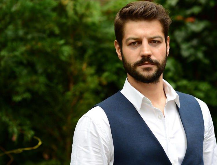 <p><strong>Serhat Teoman / ALİ KEMAL KARASU</strong></p>
<p> </p>
<p>Her bakımndan örnek bir insan olan Ali Kemal, eşinin en büyük oğluna karşı olan tutumu ve ailesi ile ilgili sırlarla yıkılır. </p>