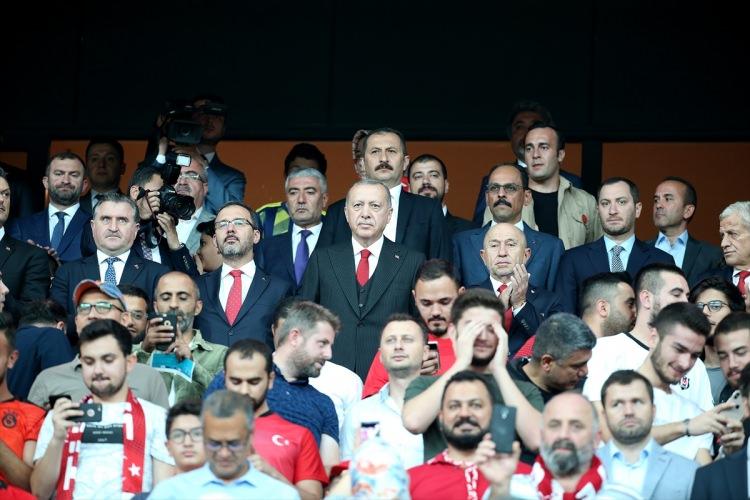 <p>Türkiye Cumhurbaşkanı Recep Tayyip Erdoğan, A Milli Futbol Takımı'nın, 2020 Avrupa Şampiyonası (EURO 2020) Elemeleri H Grubu'nda Andorra ile oynadığı karşılaşmayı Vodafone Park'ta takip etti.</p>
