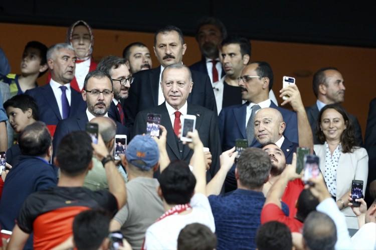 Cumhurbaşkanı Erdoğan, Milli Takım'ı yalnız bırakmadı