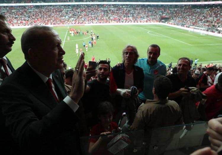 <p>Milli takıma başarı dileğinde bulunan Cumhurbaşkanı Recep Tayyip Erdoğan, ardından stattan ayrıldı.</p>