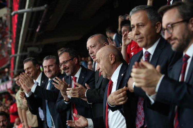 <p>Erdoğan ve beraberindekiler, 89. dakikada gelen galibiyet golünde büyük sevinç yaşadı.</p>