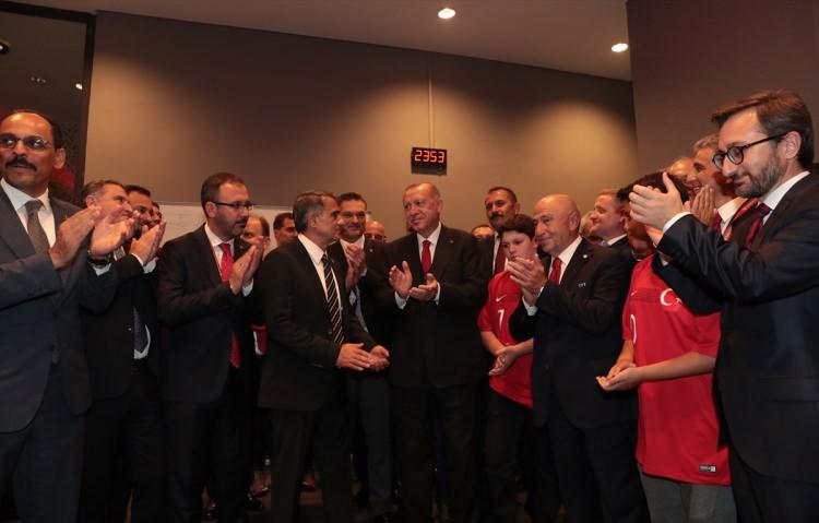 <p>Cumhurbaşkanı Recep Tayyip Erdoğan, 2020 Avrupa Futbol Şampiyonası Elemeleri 5. hafta maçında Andorra'yı 1-0 yenen A Milli Takım'ı tebrik etti.</p>

