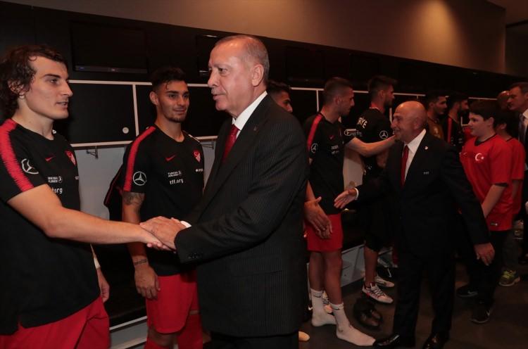 <p>Erdoğan, Vodafone Park'ta yapılan mücadelenin ardından Gençlik ve Spor Bakanı Mehmet Muharrem Kasapoğlu, Türkiye Futbol Federasyonu Başkanı Nihat Özdemir ile soyunma odasına indi.</p>