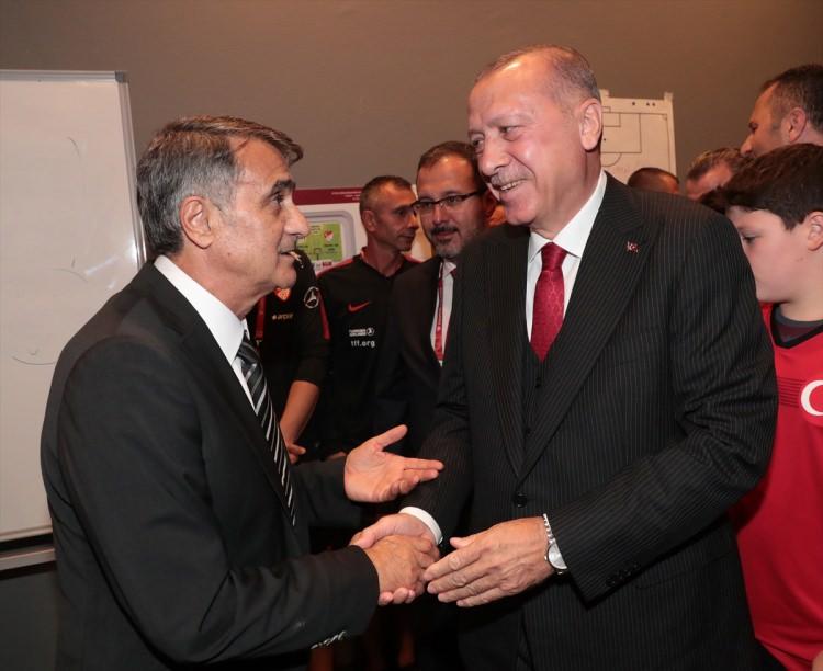<p>İlk olarak teknik direktör Şenol Güneş'i tebrik eden Erdoğan, ardından tek tek futbolcuları ve teknik ekibi galibiyetten ötürü kutladı.</p>
