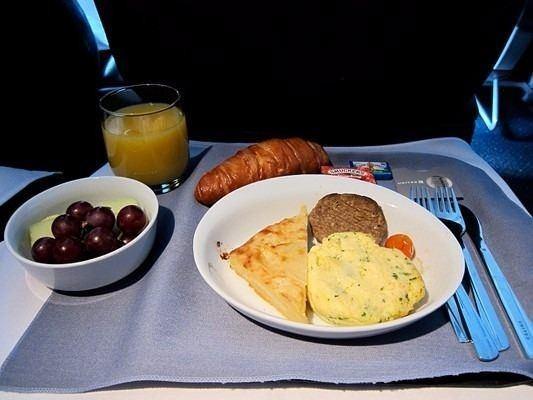 <p>Amerikan havayolları, u&ccedil;uşlarda yolculara sunduğu kahvaltılarda her tepsiden bir zeytini kaldırarak 1987 yılında 40 bin dolar kar etmiştir.</p>

<p>&nbsp;</p>
