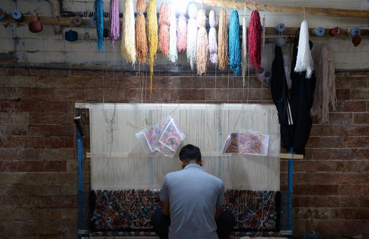 <p>İran'da daha çok Tebriz ve İsfahan kentleri ile özdeşleşen ve Kum, Kirman, Kaşan ile Nain gibi şehirlerde de üretilen el dokuma halısı, ABD'nin ikinci yaptırım paketinde ambargo uygulanan ülkenin en önemli ihracat kalemlerinden biri olarak yeniden gündeme geldi.</p>

<p> </p>
