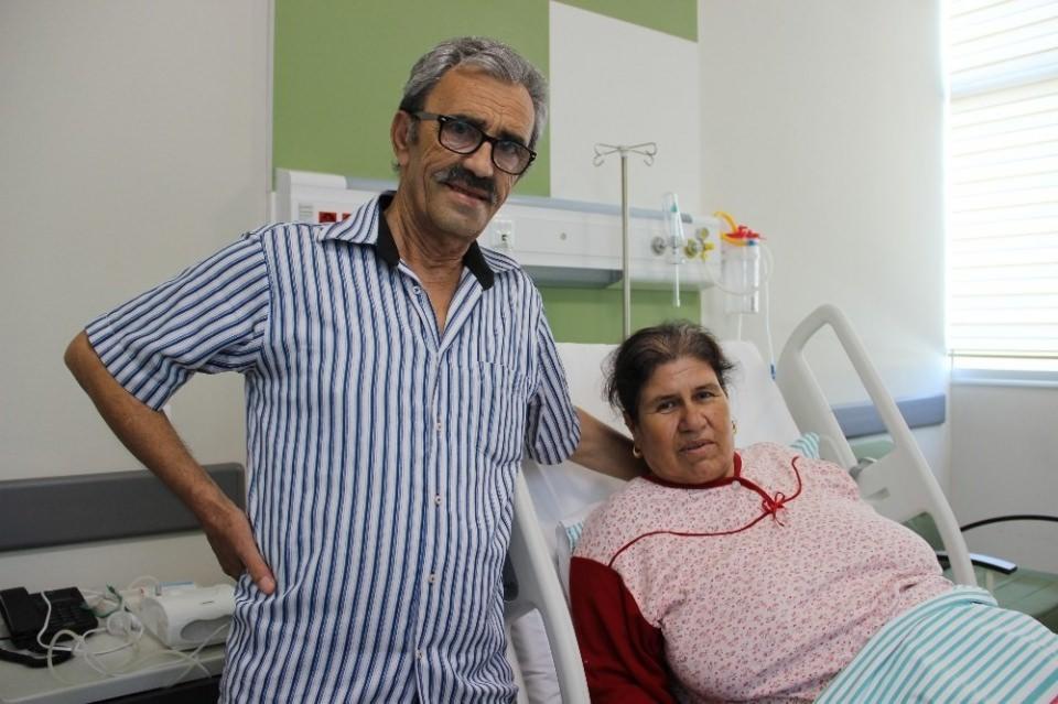 <p>Düzenli kontrollerine gitse belki daha erkenden küçük bir ameliyatla tedavisi yapılacaktı. İlk başta bize geldiğinde baya büyük 15 santimetrelik bir kitlesi vardı. Ameliyat kararı verdik ve ameliyata aldık. 2 buçuk saat süren bir ameliyatla kitleyi çıkardık. Zor bir ameliyattı. Kitle yıllardır orada yerleştiği için bağırsaklar, idrar torbası, bütün organlar birbirine yapışmış durumdaydı. Rahmin arkalarına kadar uzanan bir kitle mevcuttu. Başarılı bir şekilde kitleyi çıkardık. Kitleyi çıkardığımızda gözlerimize inanamadık. Büyük bir kitleydi.</p>
