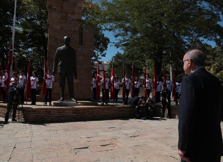 <p>Türkiye Cumhurbaşkanı Recep Tayyip Erdoğan, Sivas Kongresi'nin 100. yıl dönümü etkinlikleri kapsamında Cumhuriyet Meydanı'ndaki Atatürk Anıtı'na çelenk koydu.</p>

<p> </p>

