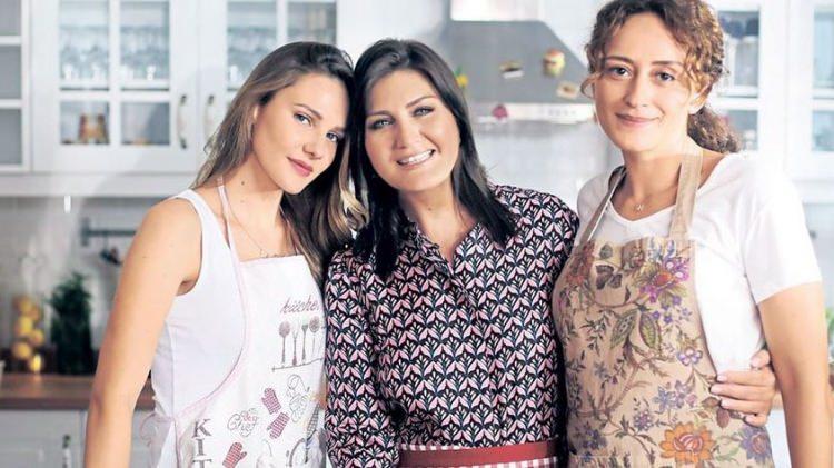 <p>Paarmparça'nın ardından Sevda'nın Bahçesi geldi. Ancak reytinglerde yine istediğini bulamadı. Bu dizinin ardından TRT'nin Pazar akşamlarına damga vuran dizisi Elimi Bırakma başladı.</p>