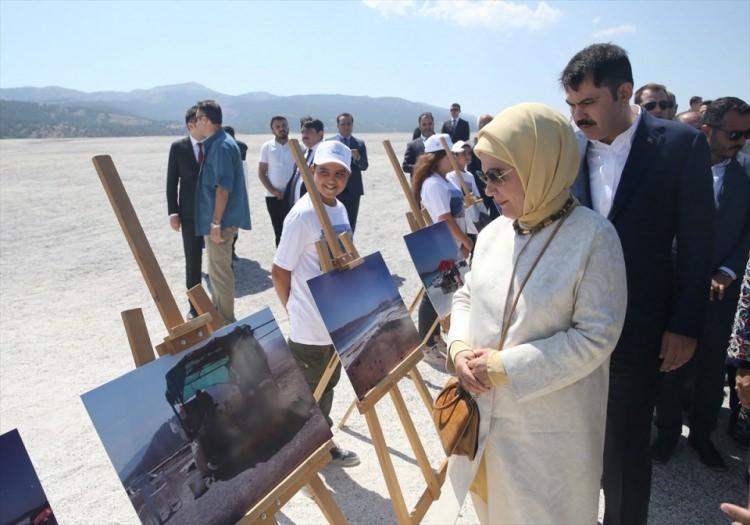 <p>Erdoğan, Salda Gölü çevresinde yer alan tabloları da yakından inceledi.</p>
