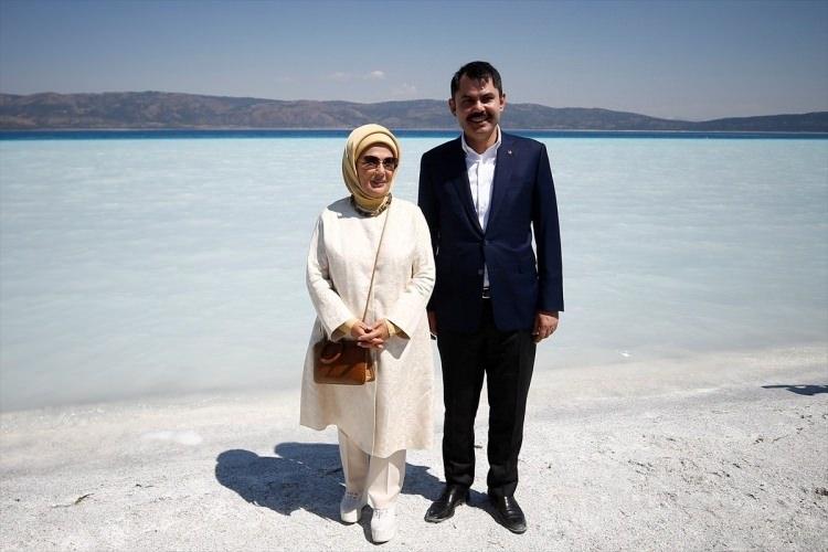 <p>Çevre ve Şehircilik Bakanı Murat Kurum'un yanında bulunduğu Emine Erdoğan, Salda Gölü ile ilgili yürütülen projeyi yerinde takip edip göl ve çevresinde denetimlerde bulundu.</p>
