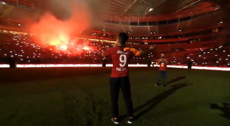 <p>Kolombiyalı golcünün sahaya çıkmasıyla tribünlerde meşaleler yandı.</p>